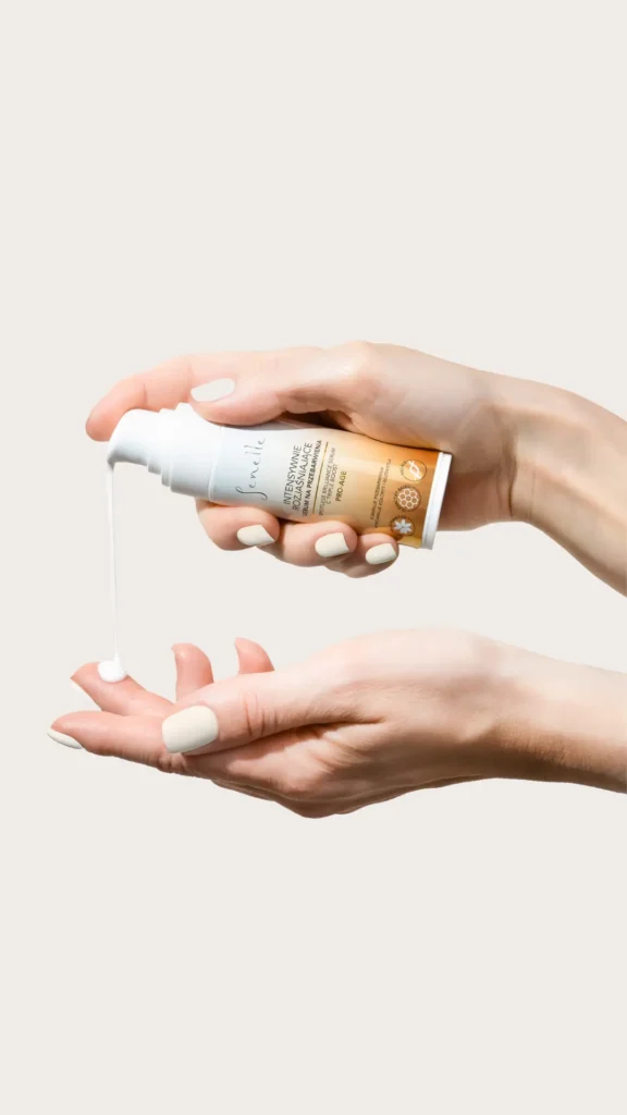 Aplikacja serum Senelle z dozownika na dłoń