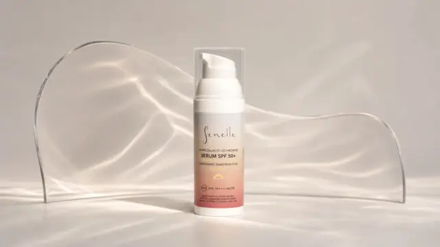 Nawilżająco-Ochronne Serum SPF 50+ Senelle w jasnej scenie z falą szkła