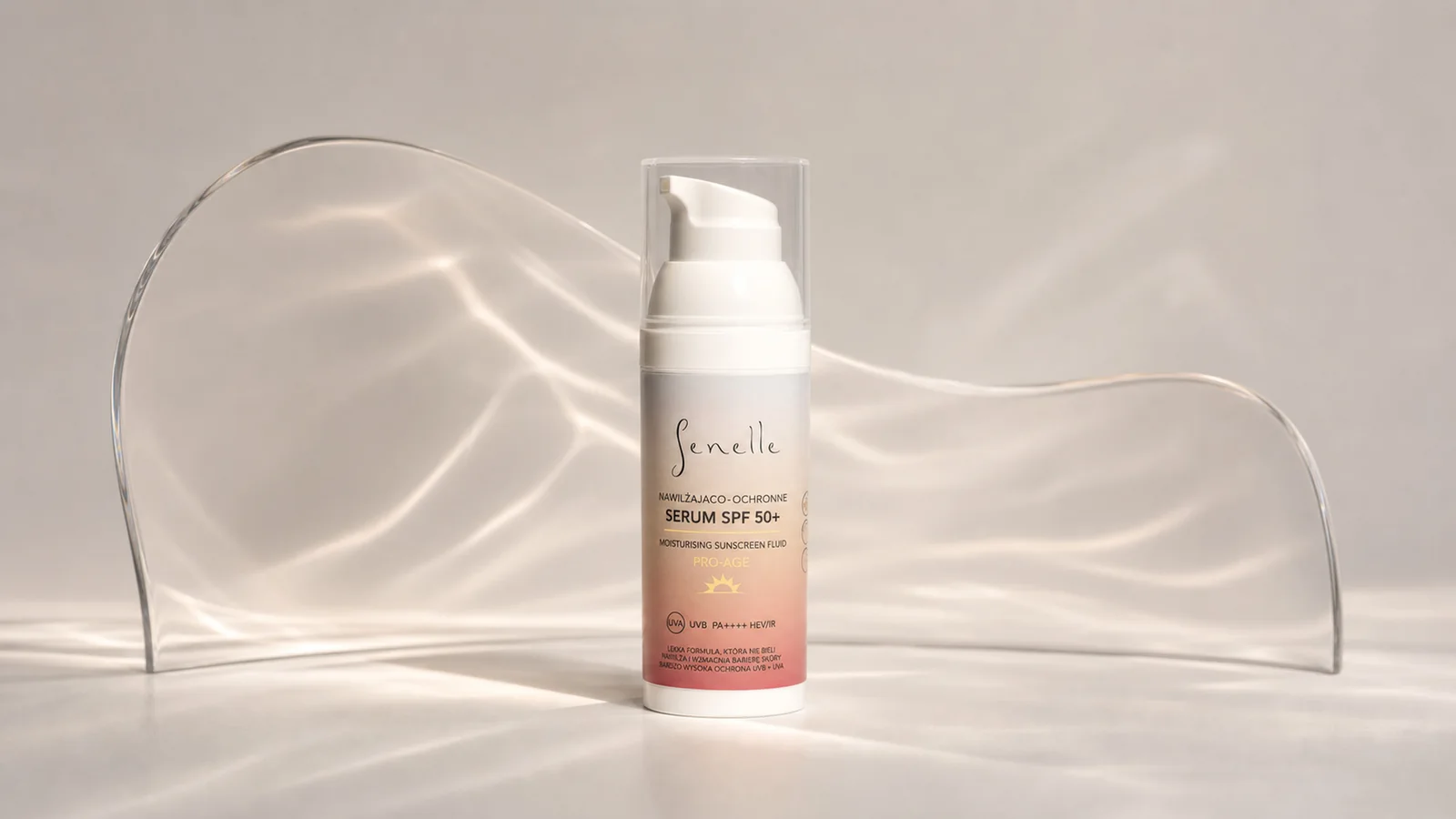 Nawilżająco-Ochronne Serum SPF 50+ Senelle w jasnej scenie z falą szkła