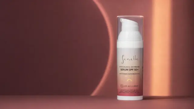 Nawilżająco-Ochronne Serum SPF 50+ Senelle w koralowej scenie